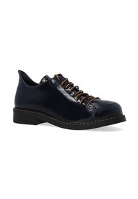 Marineblauwe leren schoen met een gepolijst oppervlak, ronde neus, bruine veters en contrasterende stiksels op een dikke zwarte zool.