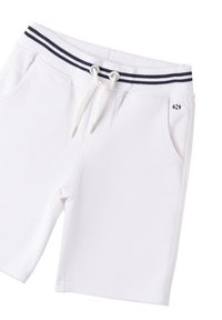 Weiße Shorts aus weichem Stoff, mit einem maritimen gestreiften Bund, Kordelzugverschluss und seitlichen Taschen für zusätzlichen Komfort.