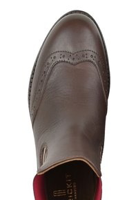 Braune Leder schuhe mit einer glatten Oberfläche, die ein gewelltes Design und durchbrochene Details an der Vorderseite aufweist. Innen mit rotem Material ausgekleidet.