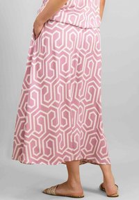 Fustă lungă roz cu un model geometric alb, buzunare laterale și un design fluid. Materialul moale se așază delicat până la gleznă.