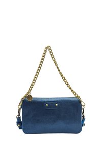 Sac à main en cuir pailleté bleu avec une bandoulière en chaîne dorée, de forme rectangulaire et à la texture lisse. Comprend une fermeture à pression et un détail de logo.