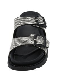Schwarze Riemensandale mit zwei breiten, mit Strass verzierten Riemen, verstellbaren Schnallen und einem strukturierten Fußbett. Gummisohle für Langlebigkeit.