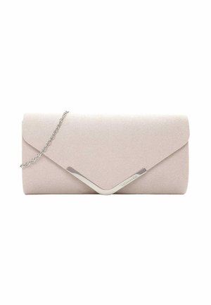 Clutch beige de ante con solapa, detalle metálico plateado en forma de V y cadena delgada, sobre fondo blanco.