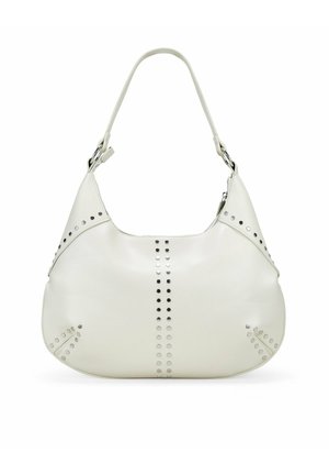 Bolso de cuero blanco con acentos de tachuelas plateadas, forma semicorporativa y una sola correa para el hombro. Cierre de cremallera en la parte superior.