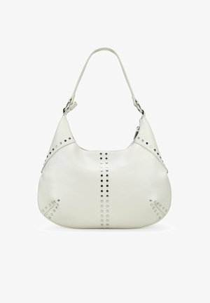 Bolso de cuero blanco con acentos de tachuelas plateadas, forma semicorporativa y una sola correa para el hombro. Cierre de cremallera en la parte superior.