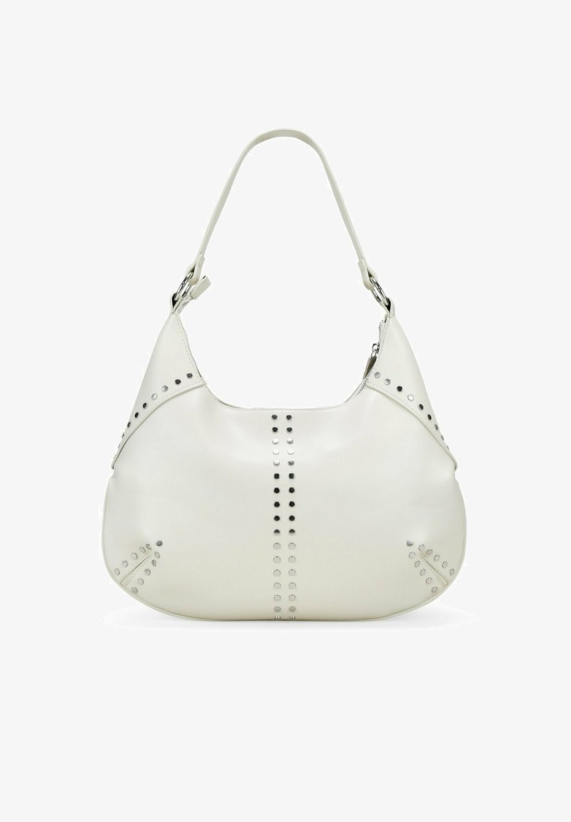 Bolso de cuero blanco con acentos de tachuelas plateadas, forma semicorporativa y una sola correa para el hombro. Cierre de cremallera en la parte superior.