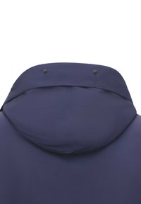 Kap van een marineblauwe jas met drie zwarte drukknoopjes langs de rand, gezien van achteren.