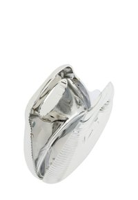 Srebrny metalowy klips do włosów z żebrowaną fakturą na zewnętrznej krawędzi i gładką wewnętrzną powierzchnią, wyposażony w bezpieczny mechanizm zawiasowy do chwytania włosów.