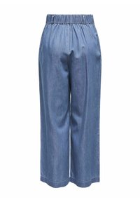 Culottes de denim con cinturilla elástica, diseño de pierna ancha, color azul claro y textura suave sin patrones o detalles adicionales.