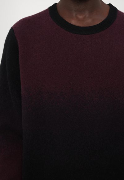 Pulover tricotat într-un gradient de burgund adânc până la negru. Prezintă un guler rotund și un material moale, texturat. Marginile sunt finisate cu benzi negre.