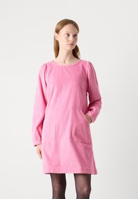 Ροζ κομψό φόρεμα από κλωστοϋφαντουργικό ύφασμα με μακριά μανίκια, χαρακτηρισμένο από στρογγυλή λαιμόκοψη και δύο μπροστινές τσέπες. Υφασμάτινη επιφάνεια με κατακόρυφες ραβδώσεις.