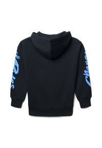 Felpa nera con stampa grafica blu sulla manica sinistra. Presenta una tasca frontale, cappuccio con stringhe e polsini e orlo a costine.