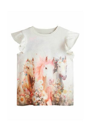 Camiseta blanca de manga corta con una colorida estampación de tres caballos y detalles florales. Las mangas con volantes añaden textura al diseño.