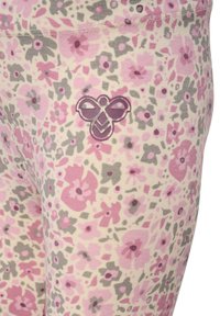Blomster leggings i creme, med et flerfarvet mønster af pink og grå blomster. En lille lilla broderet logo er på venstre side.