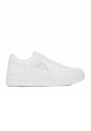 Biały niski sneaker z zapięciem na sznurowadła i emblematem logo z boku, z grubą, teksturowaną podeszwą i gładkim materiałem wierzchnim.