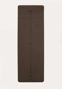 Barna jóga mat, textúrált felülettel, amely igazító vonalakkal és pontokkal rendelkezik a pozicionáláshoz. Téglalap alakú, lekerekített sarkakkal.