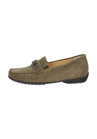 Mocassins pour hommes en daim vert olive avec semelle en caoutchouc noir et détail en métal argenté en chaîne sur le dessus.