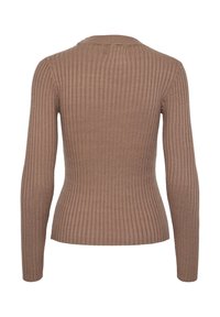 Pull en tricot côtelé marron avec une coupe ajustée, manches longues et col rond. Le tissu texturé offre un aspect lisse et doux.