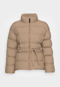 Puffjakke i beige, med høj krave og en frontlynlås samt et bælte i taljen. Blød, quiltet struktur med vandrette striber.