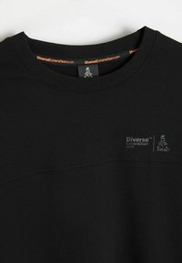 Czarny T-shirt z krótkim rękawem wykonany z gładkiej tkaniny, z okrągłym dekoltem, subtelnym logo marki i wyraźnym poziomym szwem na wysokości klatki piersiowej.