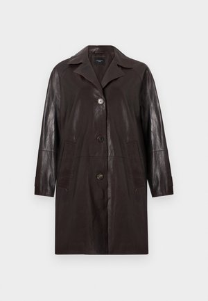 Manteau en cuir marron avec un col, six boutons, deux poches avant et des manches longues. Le tissu a une texture lisse et légèrement brillante.