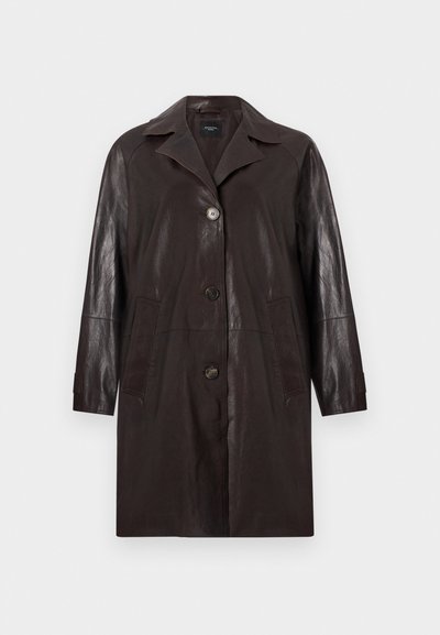 Manteau en cuir marron avec un col, six boutons, deux poches avant et des manches longues. Le tissu a une texture lisse et légèrement brillante.