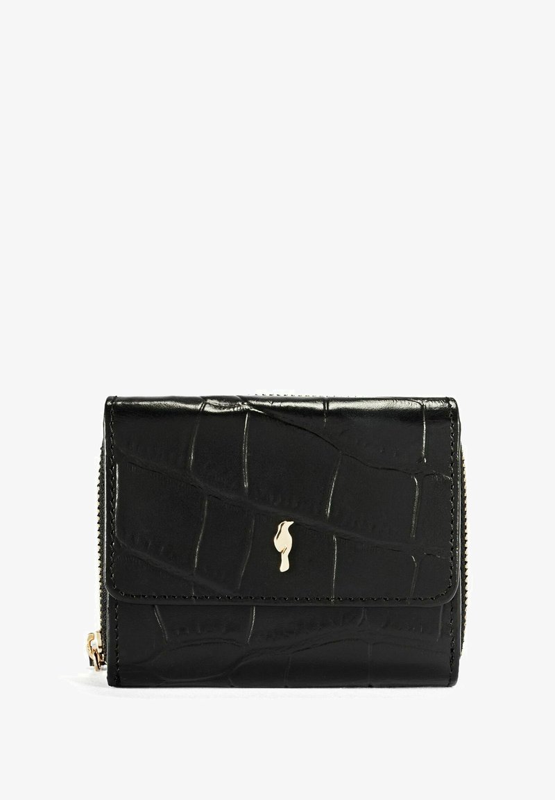 Czarny portfel o fakturze krokodyla z logo w złotym akcentem, z zamknięciem na zamek błyskawiczny oraz eleganckim, kompaktowym designem.