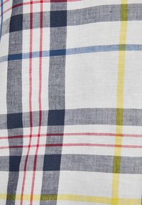Baumwollstoff mit Karomuster, das blaue, rote, gelbe und marineblau gestreifte Linien auf weißem Hintergrund zeigt. Weiche Textur, leichtes Gewebe.