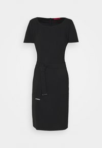 Musta istuva mekko, jossa on lyhyet hihat, pyöreä kaula-aukko, vyö vyötäröllä ja takana vetoketju. Silkkinen kangas, jossa on rakennettu siluetti.