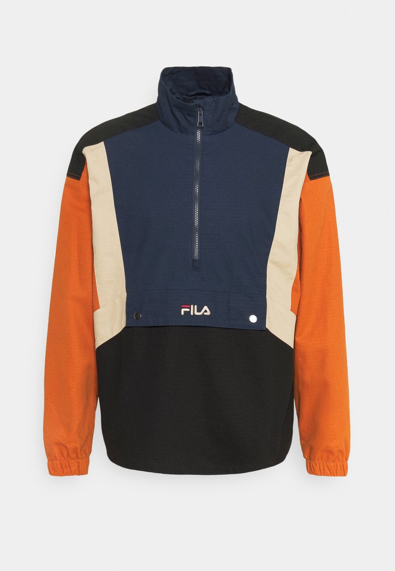 Anorak colorato con zip e colletto in tessuto blu, arancione, beige e nero. Presenta polsini elasticizzati e un logo ricamato sul davanti.