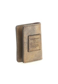 Portafoglio in pelle metallica oro con finitura testurizzata, design piegato, patch logo impresso e bordi a contrasto. Accessorio compatto e funzionale.