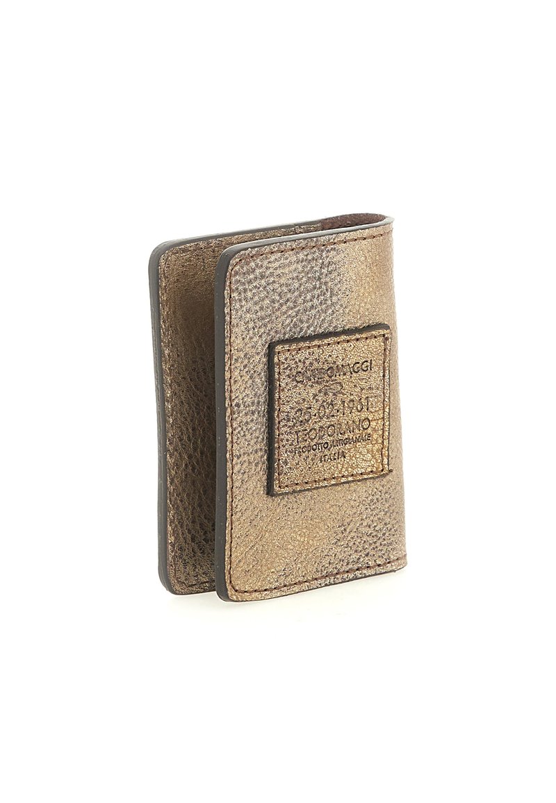 Portafoglio in pelle metallica oro con finitura testurizzata, design piegato, patch logo impresso e bordi a contrasto. Accessorio compatto e funzionale.