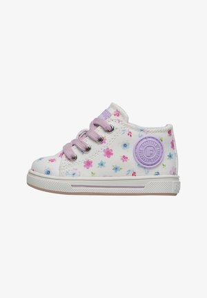Sneakers bianchi in tela con un motivo floreale, caratterizzati da fiori rosa e blu, lacci viola chiaro e una toppa rotonda viola sul lato.