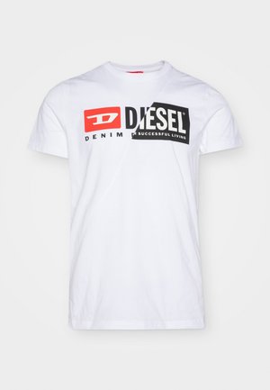 Hvid kortærmet Diesel T-shirt med rød og sort logo tekst med teksten "DENIM DIESEL FOR SUCCESSFUL LIVING" på brystet.