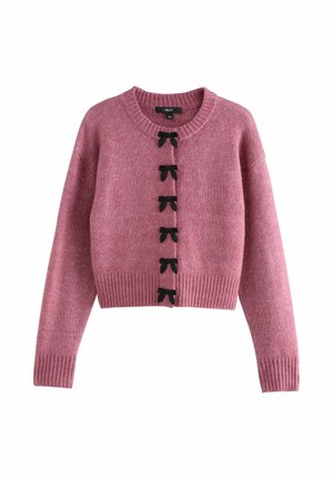Häkelstilen rosa kofta med ribbade muddar och nederkant, försedd med sex svarta rosettformade knappar framtill. Mjuk textur och kort design.