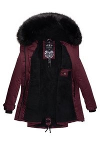 Parka bordeaux avec une capuche doublée de fausse fourrure noire, une doublure intérieure en polaire, des poches zippées et des cordons de serrage réglables à l'ourlet.