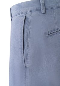 Helle blaue Stoffhosen mit strukturiertem Gewebe, flachem Vorderteil und Seitentaschen, die eine saubere Optik und minimale Nähdetails aufweisen.