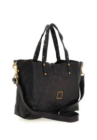 Borsa tote in pelle nera con dettagli dorati, presenta doppi manici corti, una lunga tracolla e borchie decorative sul davanti.