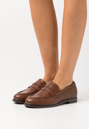 Bruna läderloafers med rundad tå, har dubbla remmar över framsidan, låg klack och slät yta.