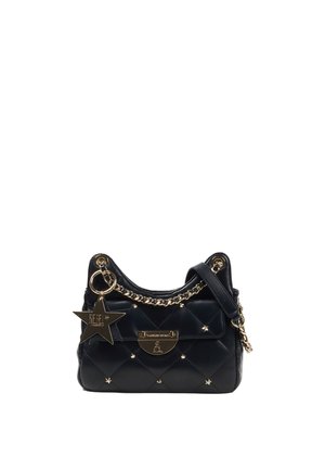 Bolso de mano negro acolchado hecho de material sintético, con herrajes dorados, un charm en forma de estrella y estrellas decorativas doradas en la parte frontal.