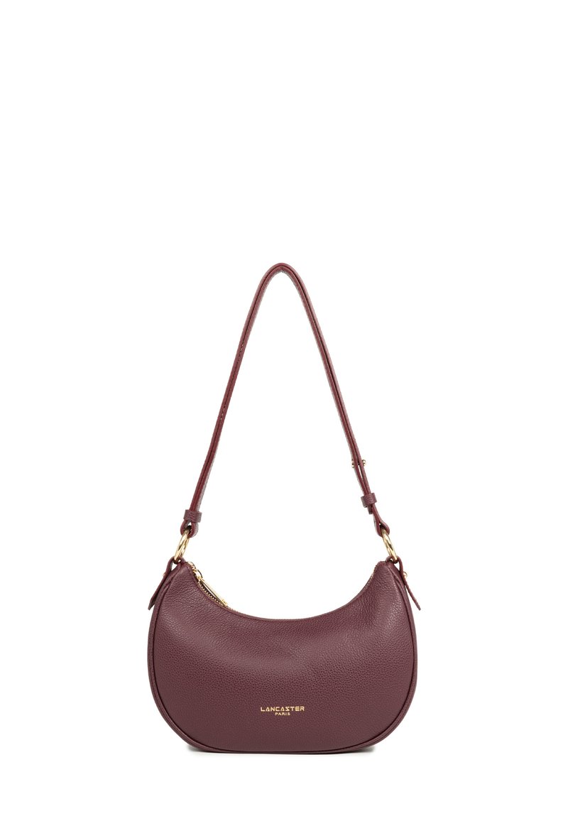 Borsa in pelle bordeaux con una forma curvatura, una finitura testurizzata, accessori in metallo color oro e una singola tracolla. Chiusura con zip.