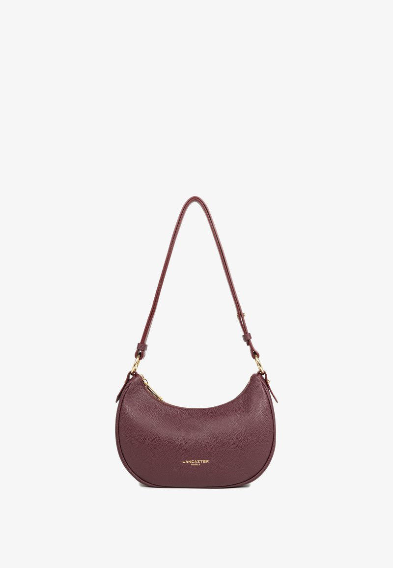 Borsa in pelle bordeaux con una forma curvatura, una finitura testurizzata, accessori in metallo color oro e una singola tracolla. Chiusura con zip.