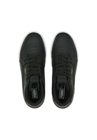 Czarne skórzane trampki o teksturowanym wykończeniu, z białą gumową podeszwą, czarnymi sznurowadłami i złotymi akcentami w pobliżu logo marki.