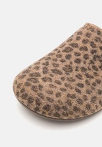 Brune leopardmønster følt slip-on sko med avrundet tå og flat såle, med en myk tekstur og subtile mørke flekker gjennom hele.