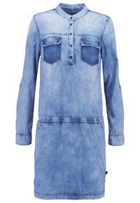 Robe en denim bleu clair avec une patte de boutonnage et deux poches poitrine. Elle présente des manches longues et une taille cintrée pour un look ajusté.