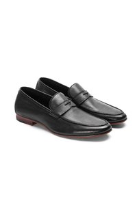 Mustad nahast loafersid sujuva viimistlusega, ümar nina, kerge konts ja dekoratiivne rihm ees. Punane aktsent taldadel.
