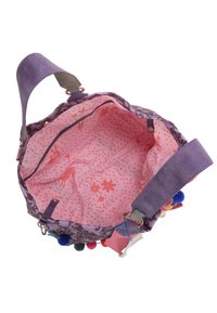 Paarse stoffen tas met een roze gestreepte binnenkant. Beschikt over een schouderband, ritsen en kleurrijke pompons aan de buitenrand.
