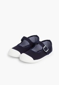 Scarpe Mary Jane in tela navy con punte in gomma bianca, cinturino regolabile con fibbia e fodera in tessuto a scacchi. Texture morbida e design leggero.