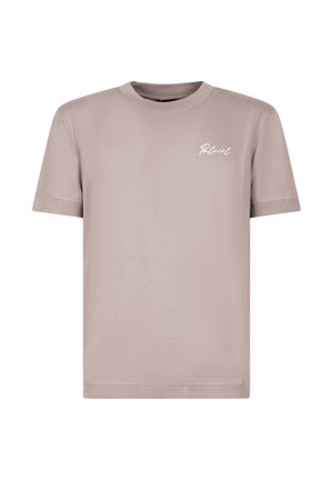 Camiseta beige de manga corta con cuello redondo, con texto pequeño blanco "Patriot" en el pecho izquierdo, diseño liso y ajuste regular.