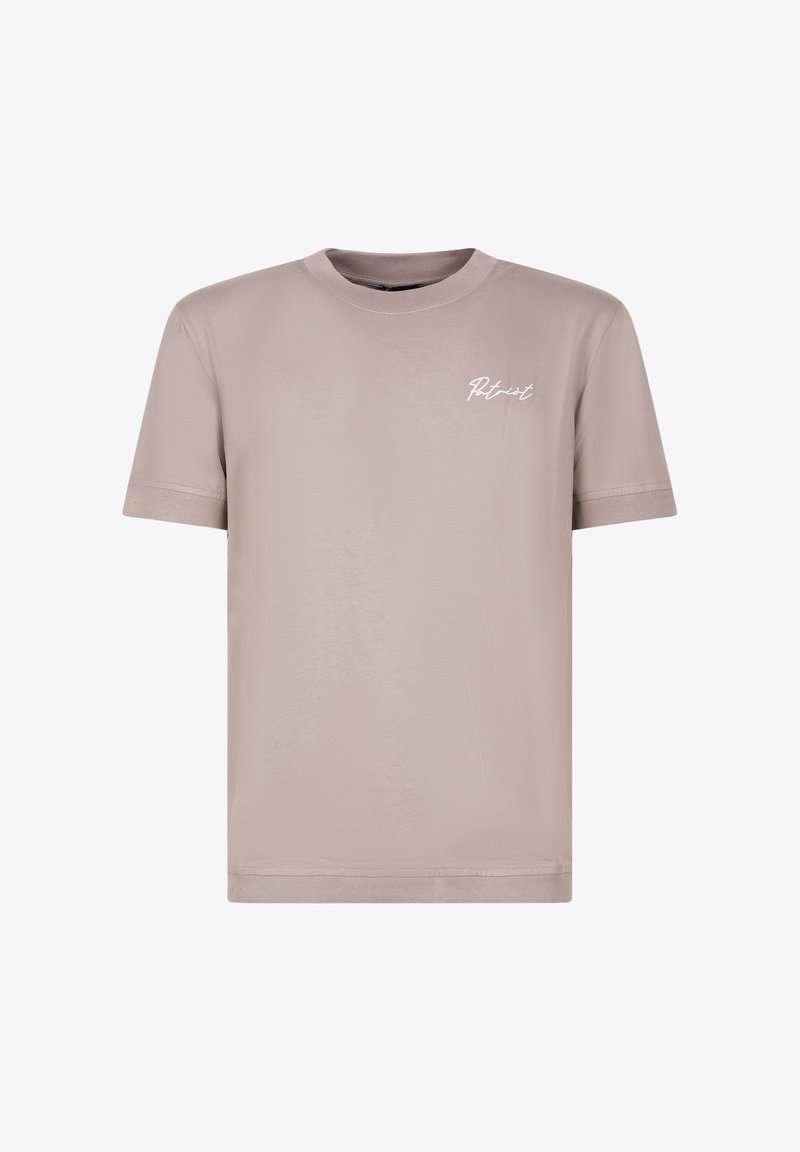 T-shirt beige à manches courtes, col rond, avec petit texte blanc "Patriot" sur le côté gauche de la poitrine, design simple et coupe régulière.